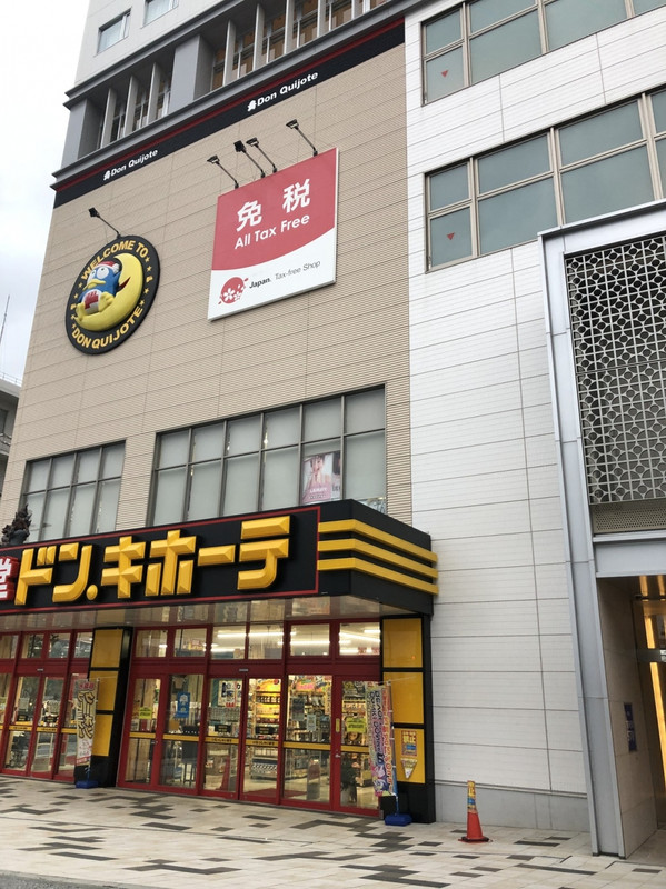 ホテルの広告は金色ですが、、右側