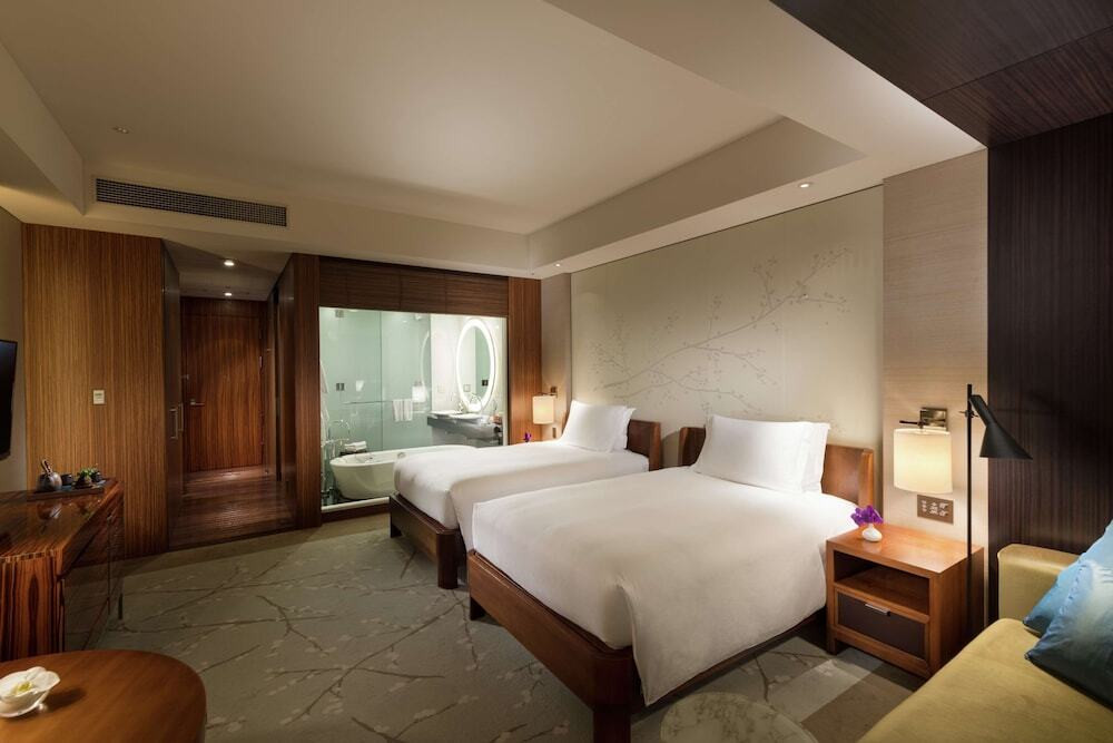 幻想的な雰囲気のプールで快適にデトックスを3450441