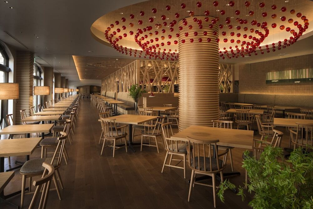 青森りんごキッチンのテーブル席