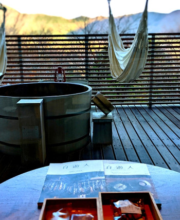 「箱根本箱」 その他 163113355 お部屋の露天風呂。ハンモックとランプがラブリー。お部屋には、お菓子やジュースやハーブティが備え付けられています。コーヒーはサロンでいつでも頂けます。