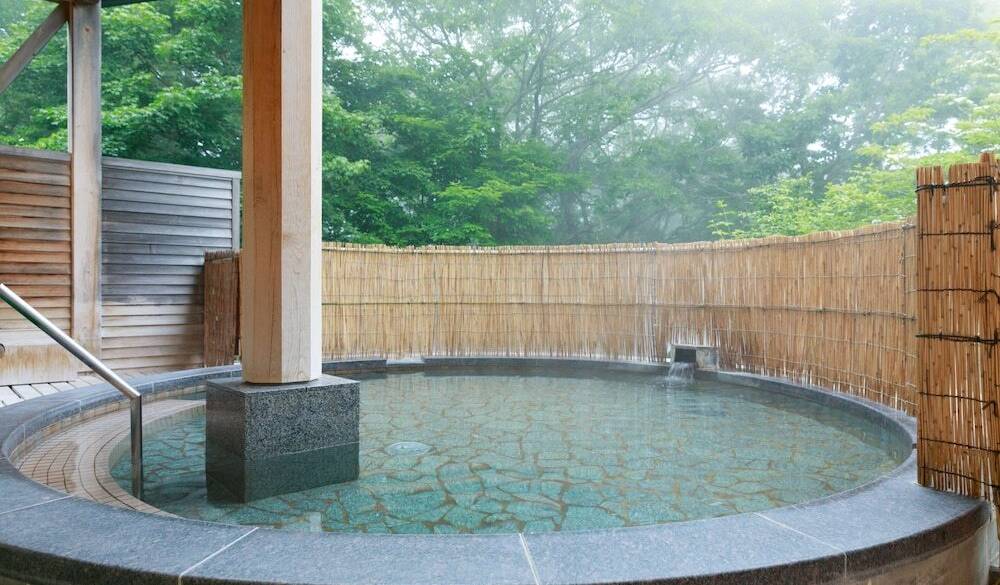 大浴場の温泉露天風呂 / 1