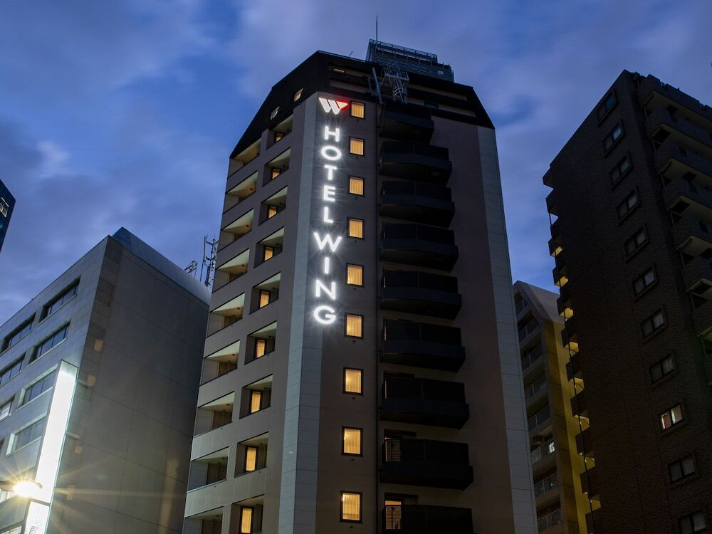 施設の正面 (日没後)