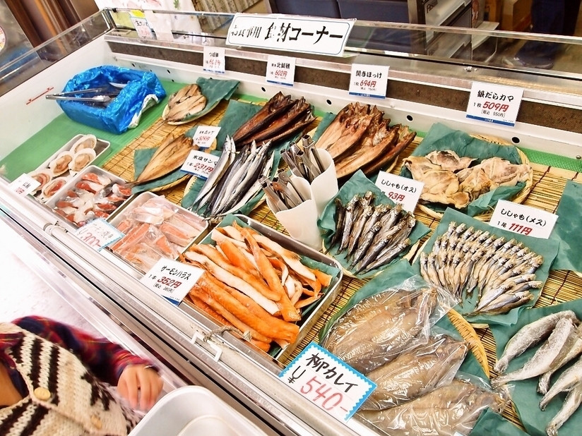 「喰い処 鮭番屋」内観 47299 まずは炉端で焼きたい魚を選びます