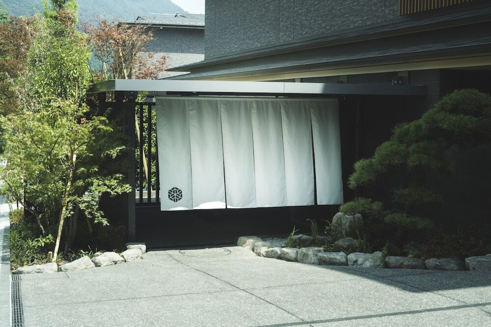 展望露天風呂から眺める海と山の絶景に癒されて3489770