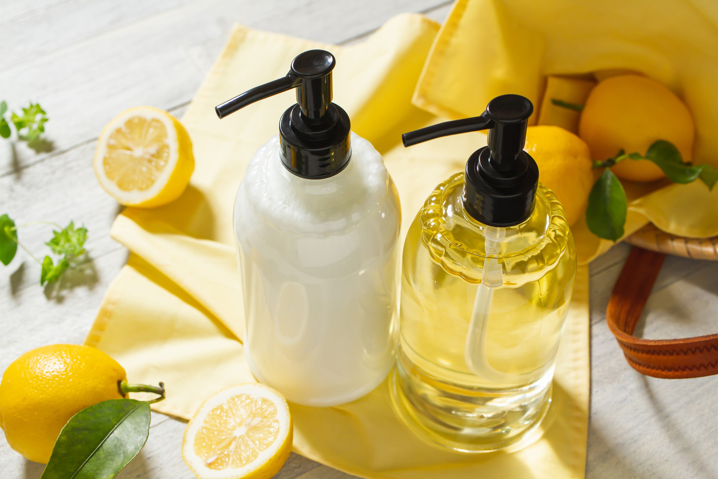 シャンプー ボトル　ナチュラルなヘアケアイメージ素材