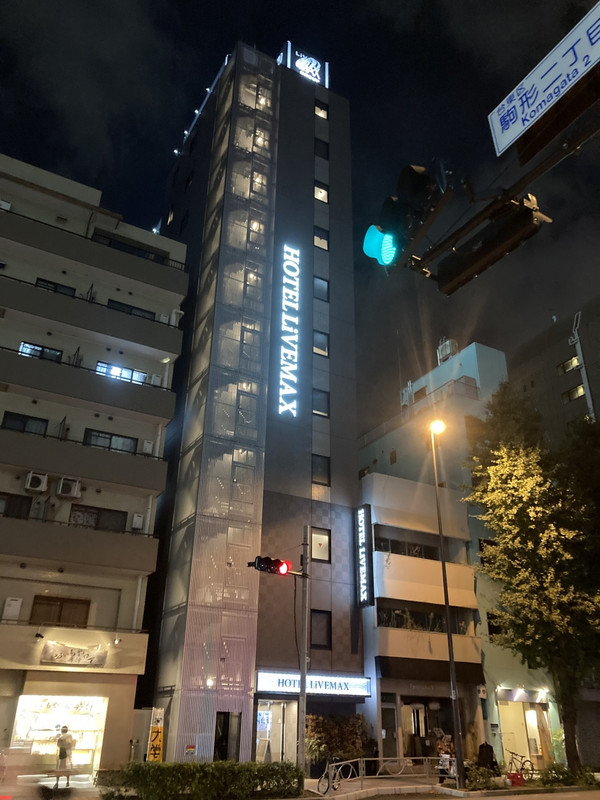 夜の外観。ビルが細長くて少し心配でした