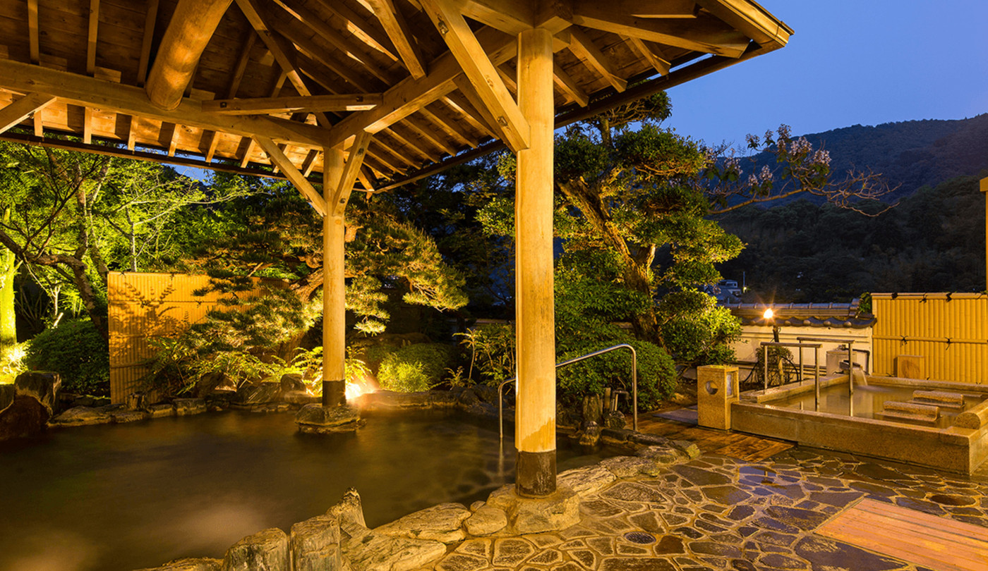 市内から少し足を伸ばして、創業80年以上の温泉旅館へ3648034