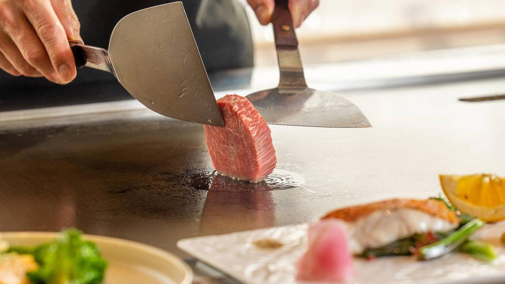 夕暮れの海を前に
コース料理を堪能 / 3