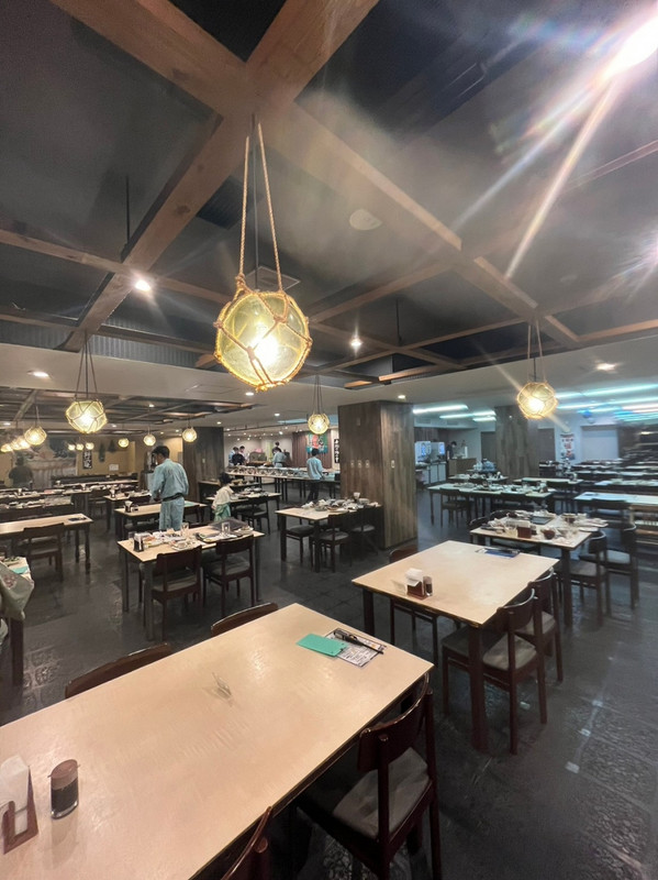 食事会場の電気だけはおしゃれでよかったです。