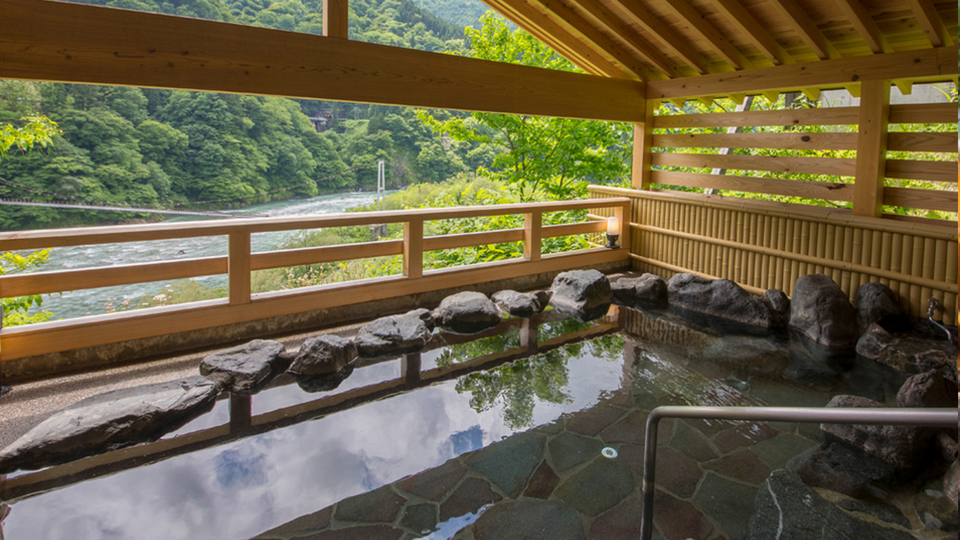 美しい月を眺めて…富山の伝統工芸が光る旅館3928032