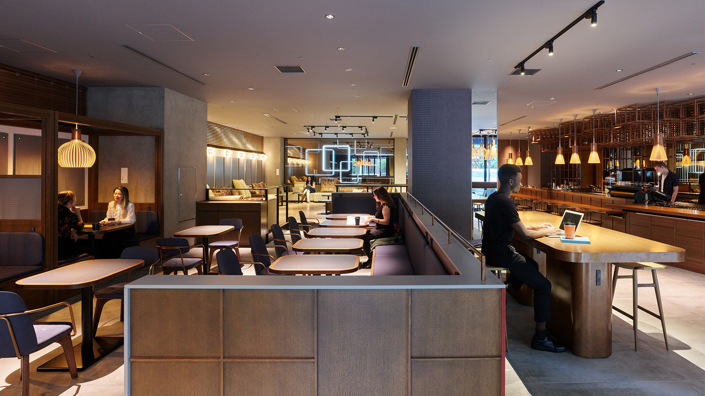 ラテアート　一人分　サンドイッチ　白木テーブル　ミル