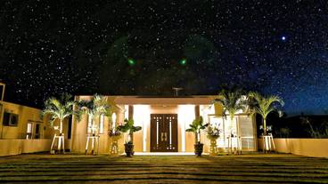 施設の正面 (日没後) / 1