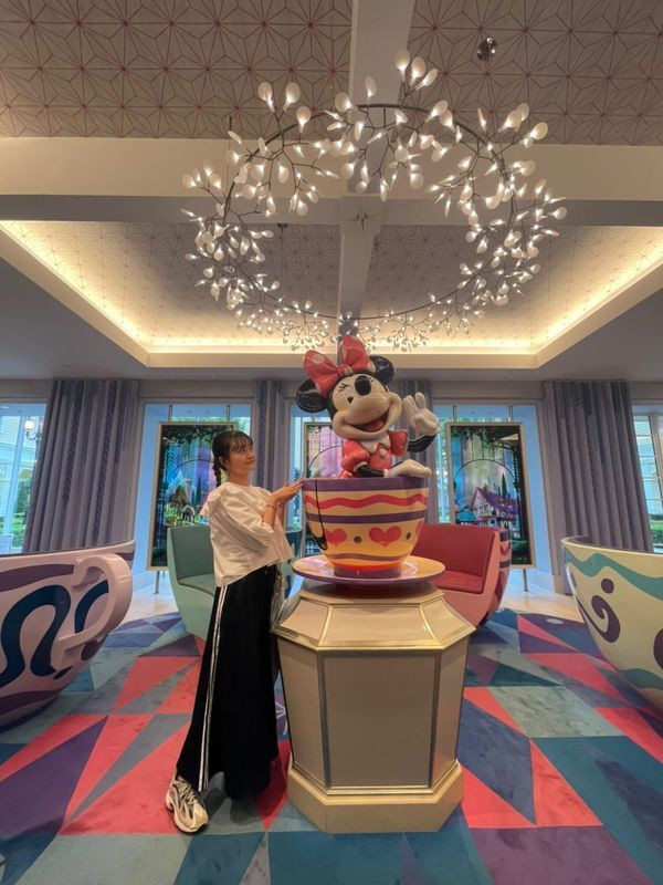 "ウィッシュ"のロビーに置かれているソファは、「アリスのティーパーティー」をイメージしたもの / 1