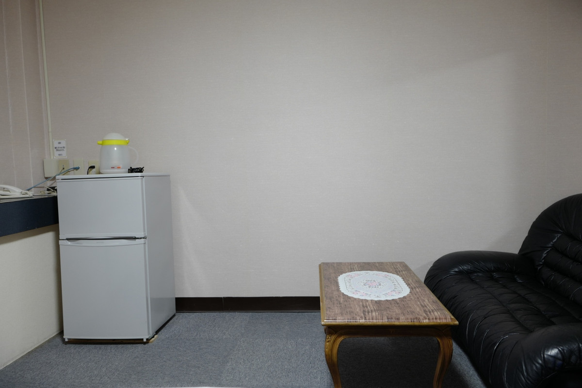 ソファーや冷凍冷蔵庫・個別空調でゆったり。