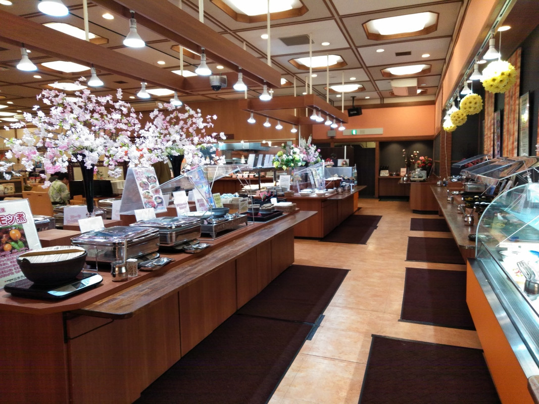 バイキングの料理コーナーです。奥にライブキッチンがあります。