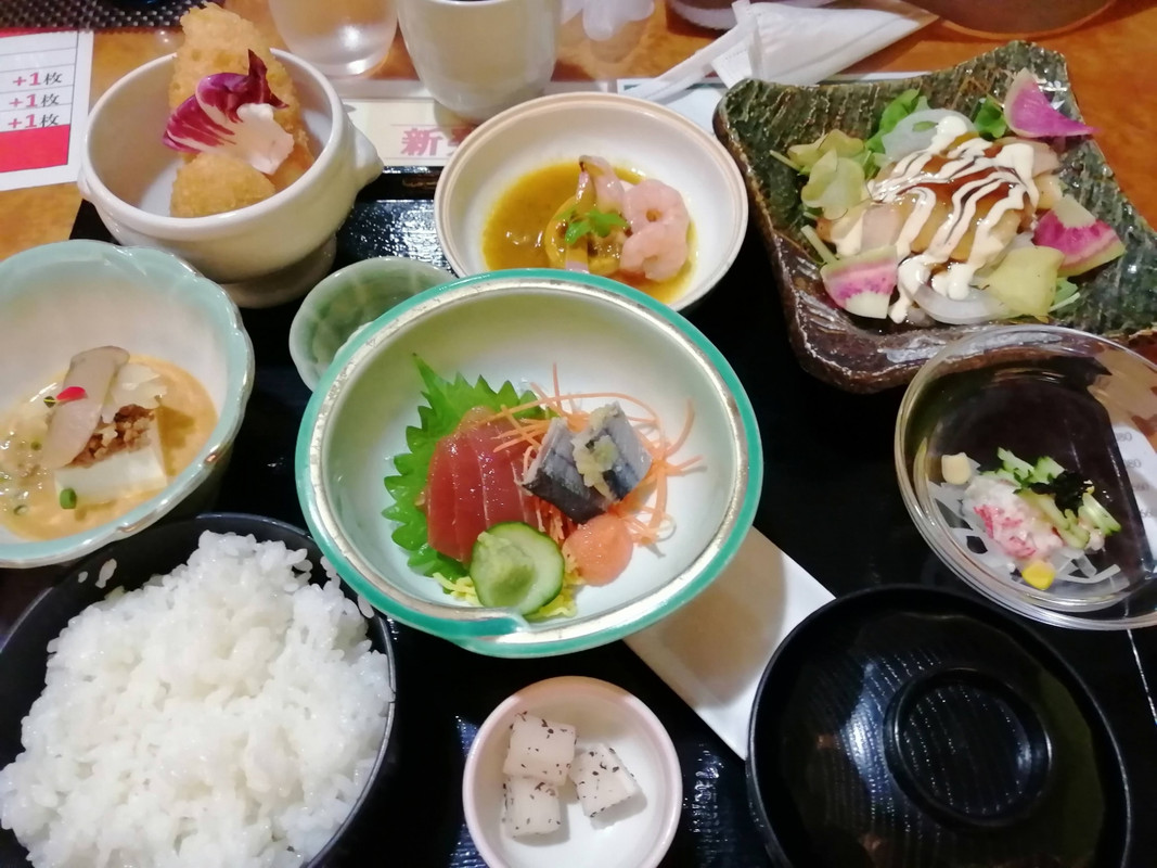 定食スタイルの夕食・ドリンクはバイキング