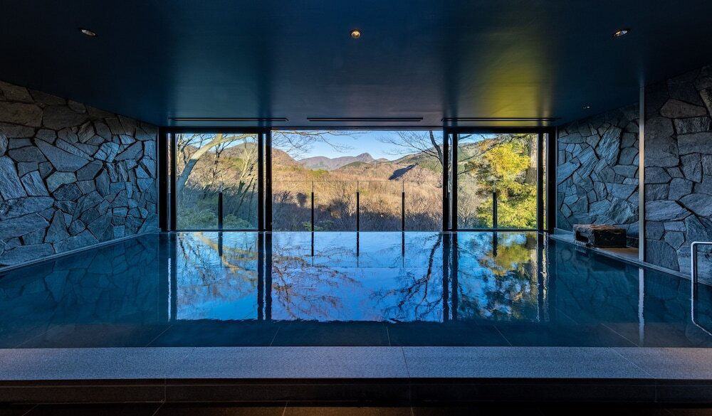 周囲の草木や岩を使った魅力的なインテリアに癒される4241763