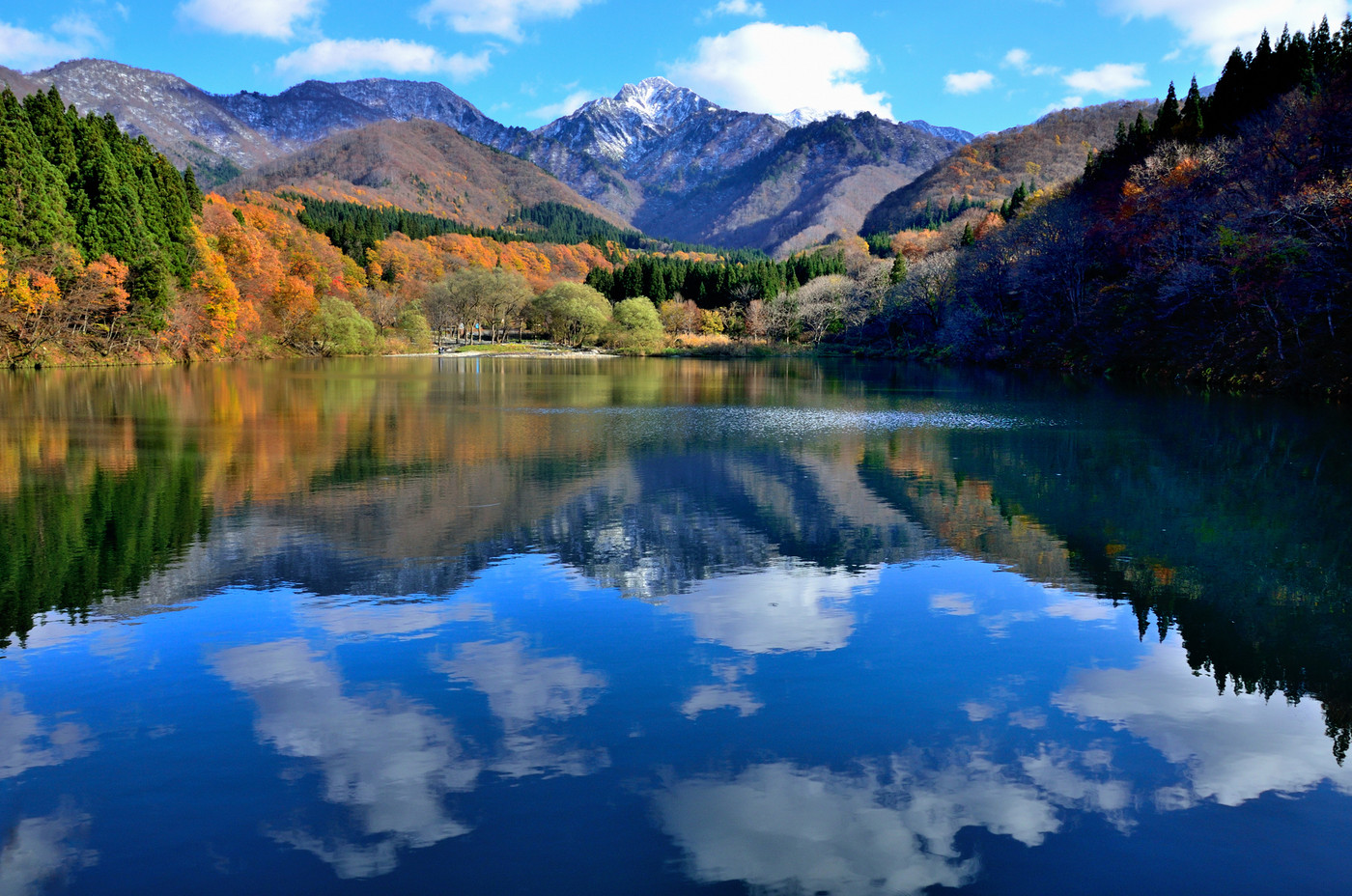 紅葉と雪山