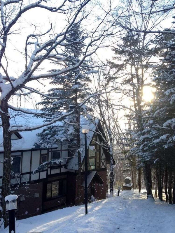 施設の正面 (日没後)