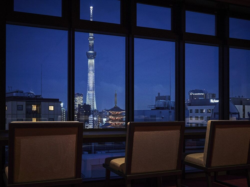 ラウンジ 夜の風景
