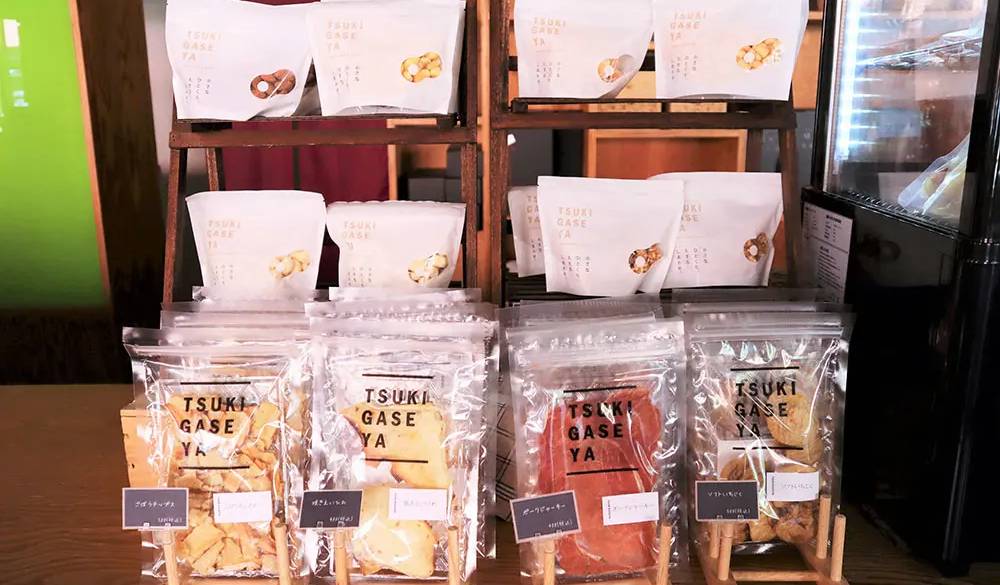 ナッツやジャーキーなどの、ちょっとしたおつまみも販売されています。テイスティングのお供にいかが?