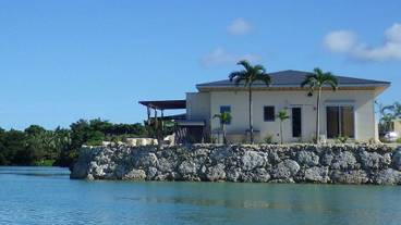 施設の正面 (日没後) / 2