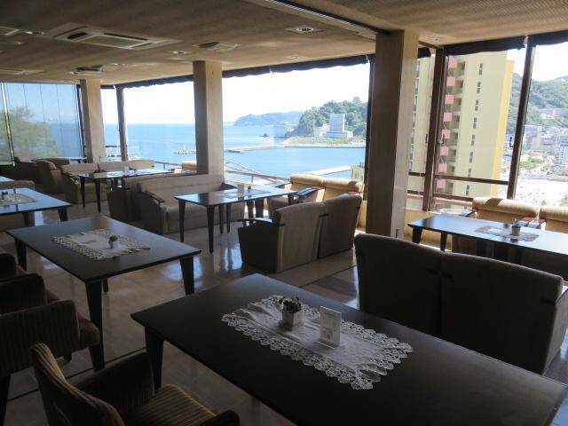 海が見えるロビーで
チェックイン / 1