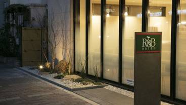 施設の正面 (日没後) / 3