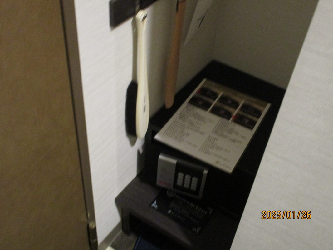 部屋に金庫あり。