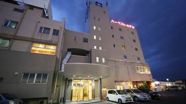 施設の正面 (日没後) / 1