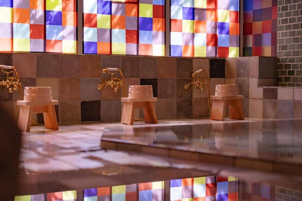 幻想的な彩りが素敵☆ステンドグラスのあるお風呂でのんびり3421348