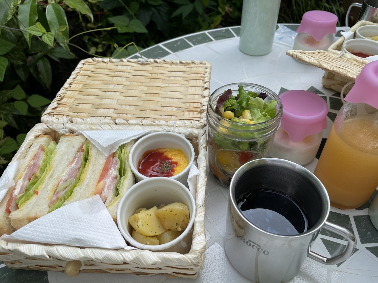 キュートな朝食バスケットを持ってヨーロピアンガーデンへ！3959873