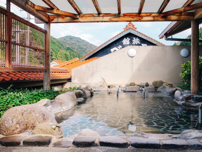 複数の泉源を組み合わせた混合泉を楽しめる露天風呂。俵山のやわらかな風を感じながら開放感にひたってみて