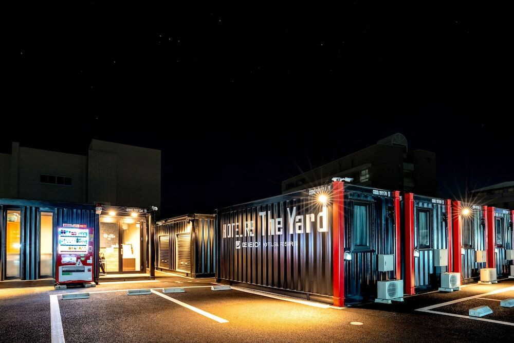 施設の正面 (日没後)