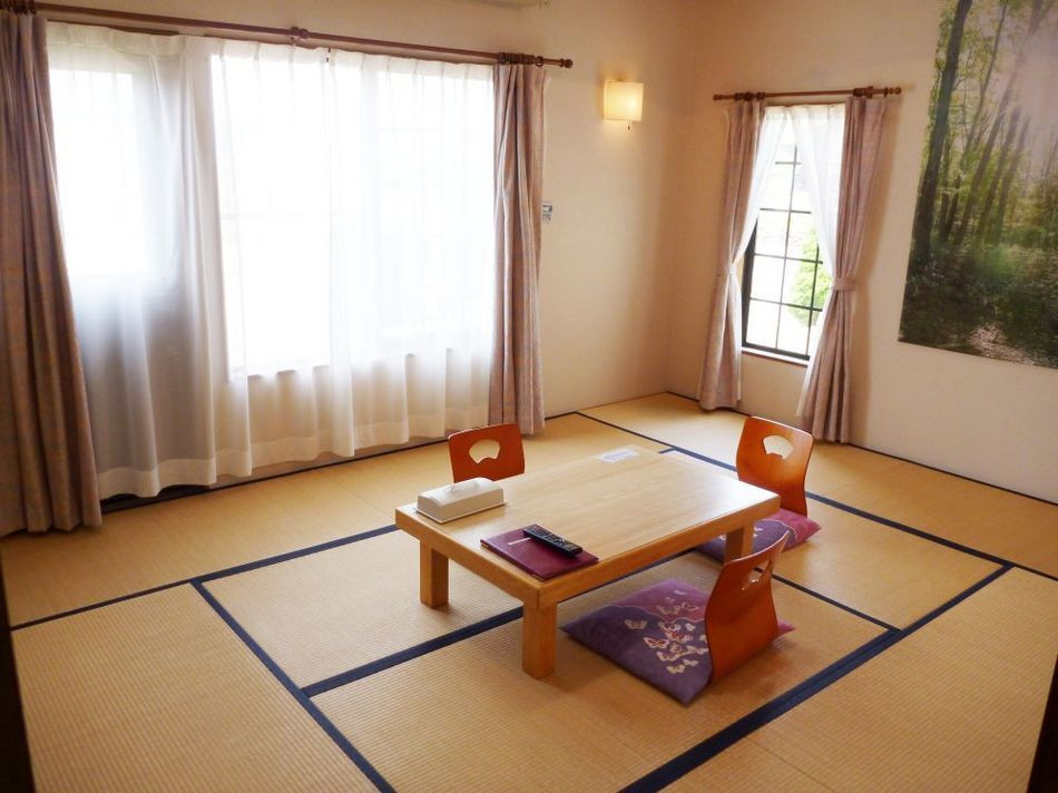 広大な敷地に、宿泊棟やログハウスが点在。大型遊具のある広場が楽しい！3465575