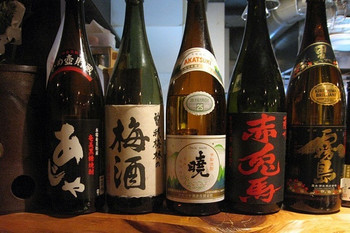 「和食創作 Enn」内観 725473 焼酎のビンがいっぱい