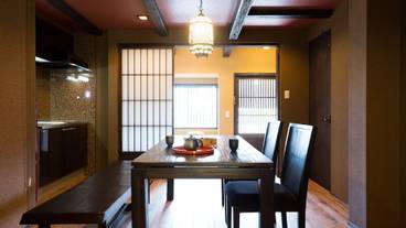 客室内のダイニングエリア / 4