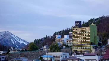 施設の正面 (日没後) / 4