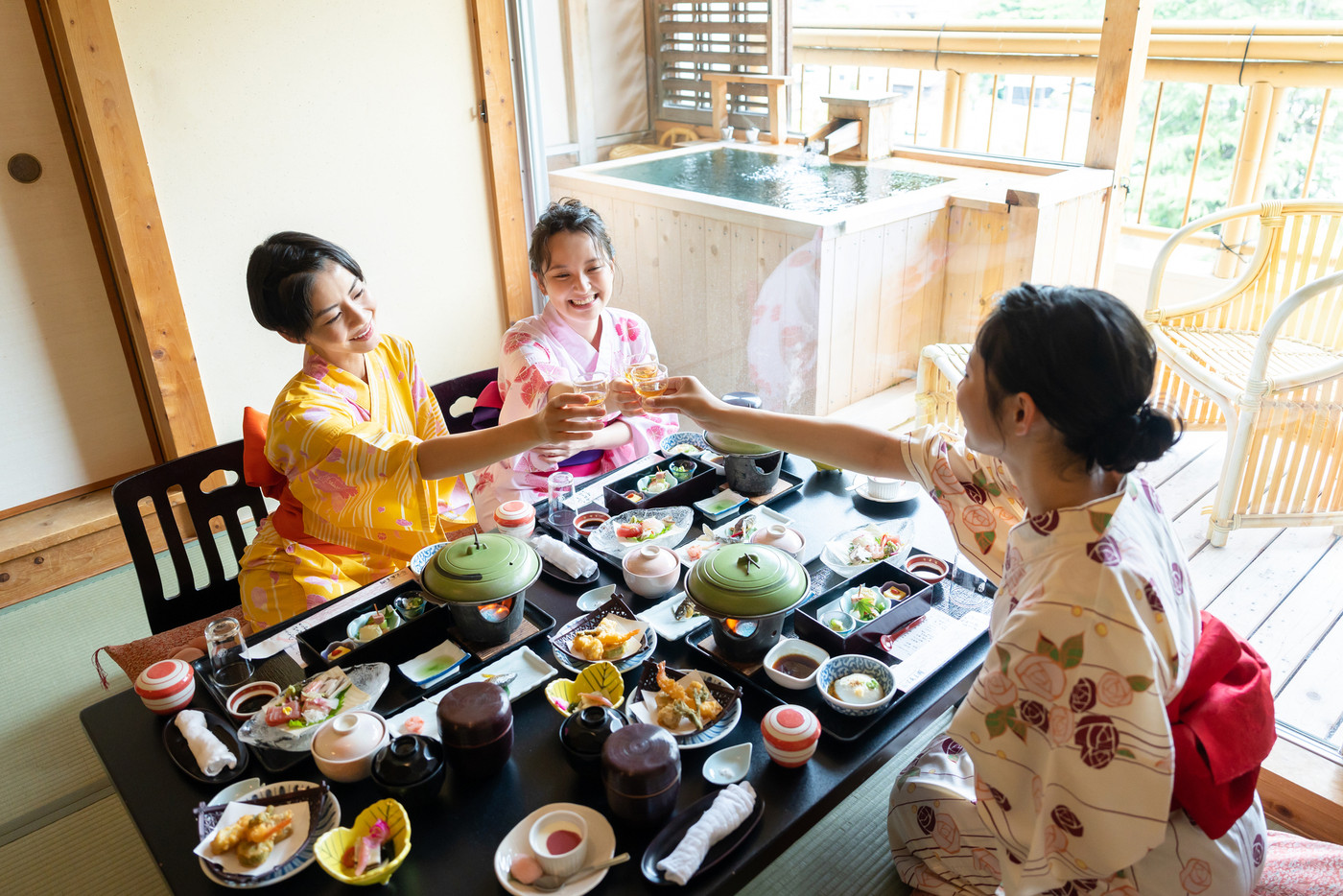 温泉旅行　食事　女子旅
