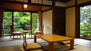 和室8畳＋3畳 (日本庭園＋池の眺め)