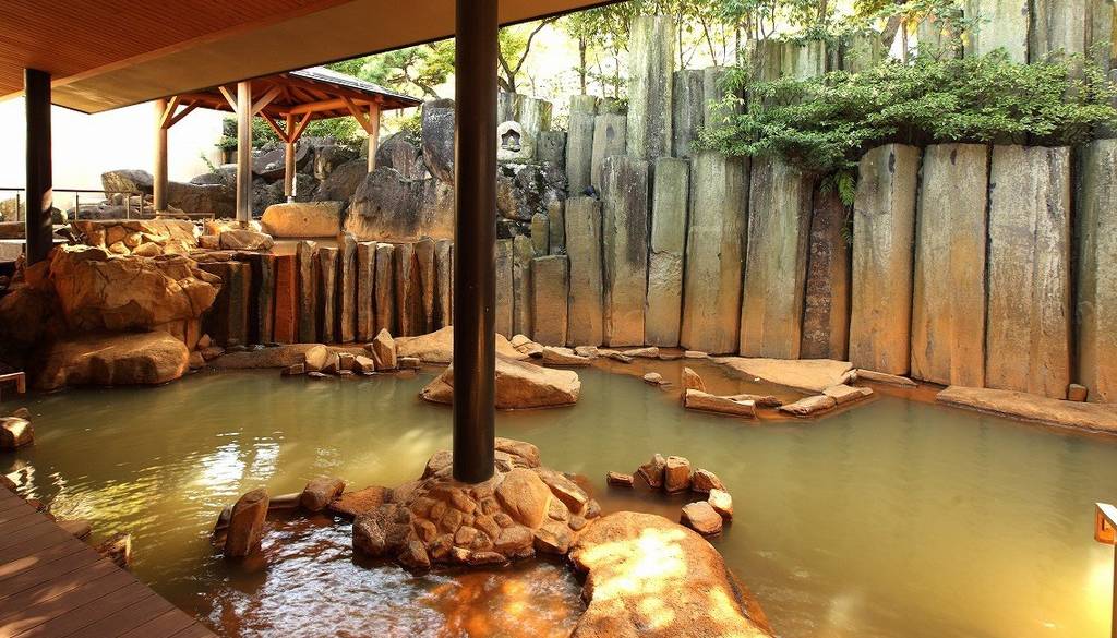 「黄金の湯」を堪能
1,300坪の大浴場 / 3