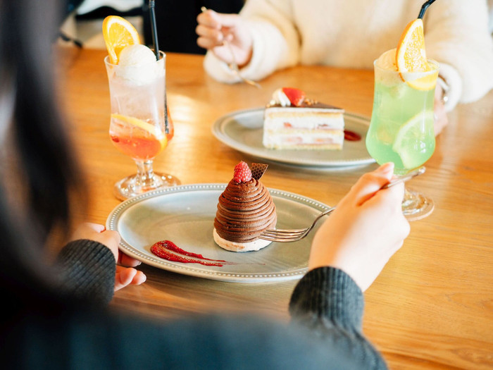 季節のフルーツを使ったケーキや見た目もかわいいクリームソーダでティータイムを♪