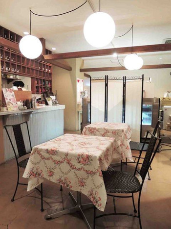 「アトリエアルション」内観 1049836 お店の奥にあるイートインスペース。
席数が少ないので、すぐに満席になっちゃうんだけど、
今日はすいていて良かった～