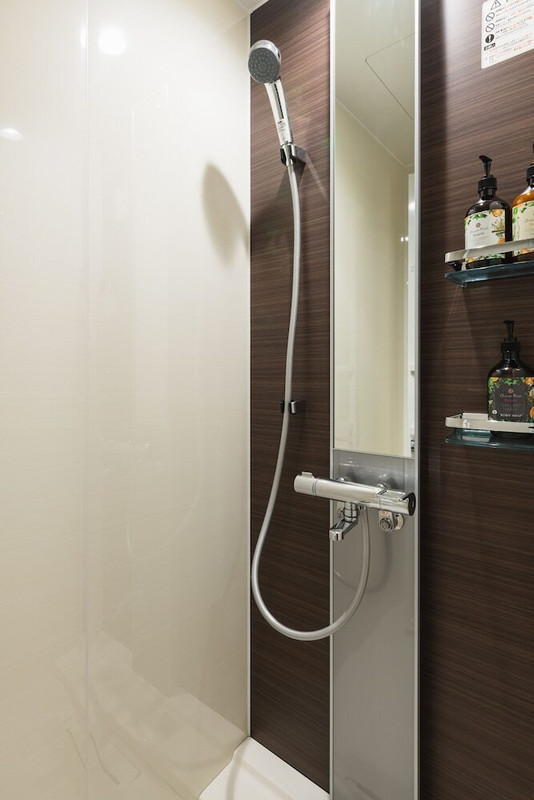 バスルームのシャワー