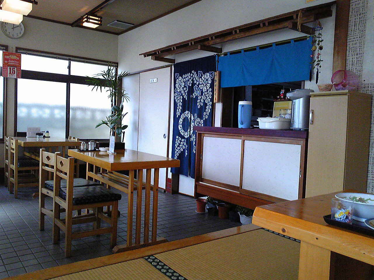「いさご食堂」内観 855574 きれいな店内