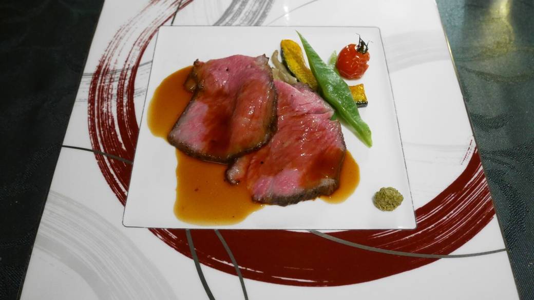 老舗洋食店のディナーは
フレンチ＋ロシア料理 / 3