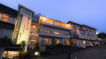 施設の正面 (日没後) / 1