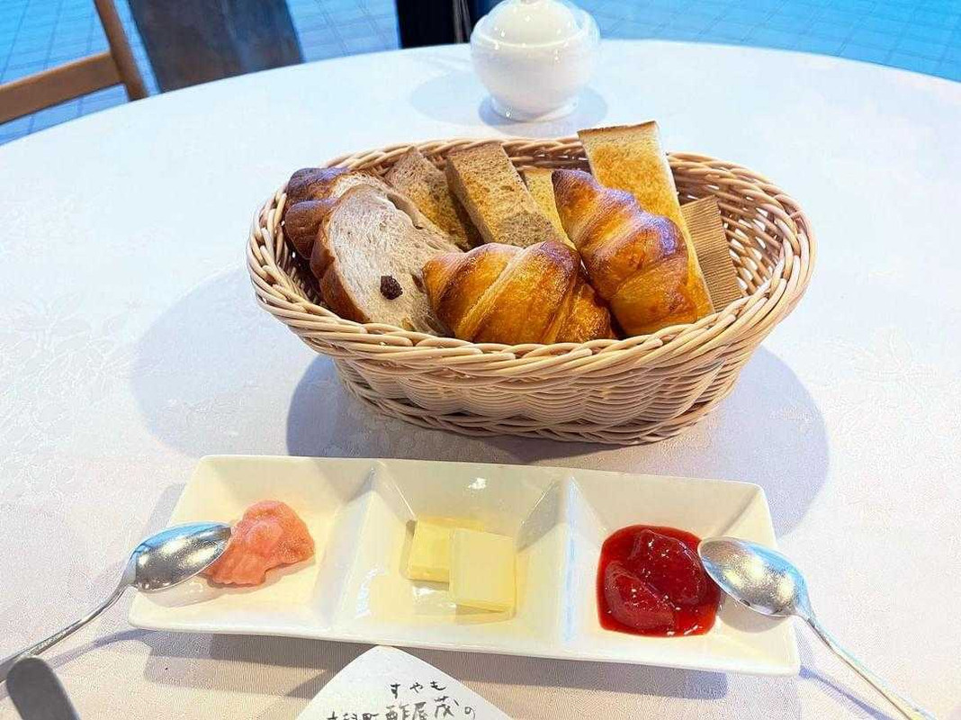 パンは前日に頼んでおけばお持ち帰りも有りますので、当然いつも買って帰ります。 / 2