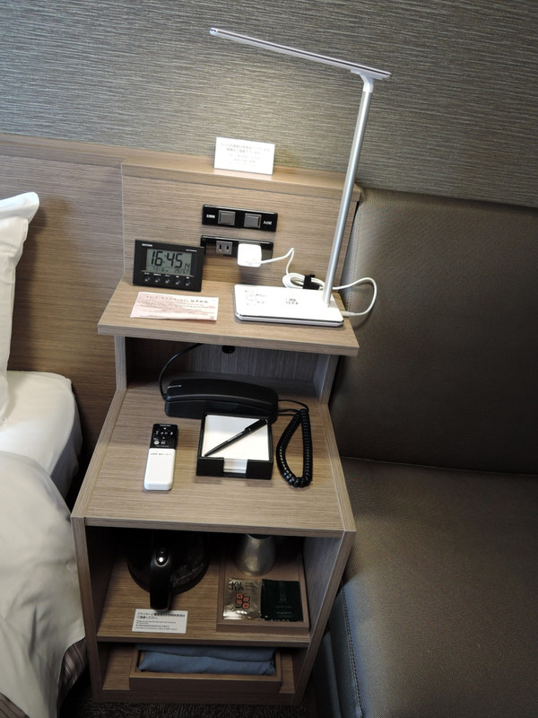 ベッドサイドテーブル