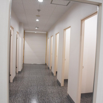 順番待ちにサヨナラ。シャワーブースがいっぱい3699455